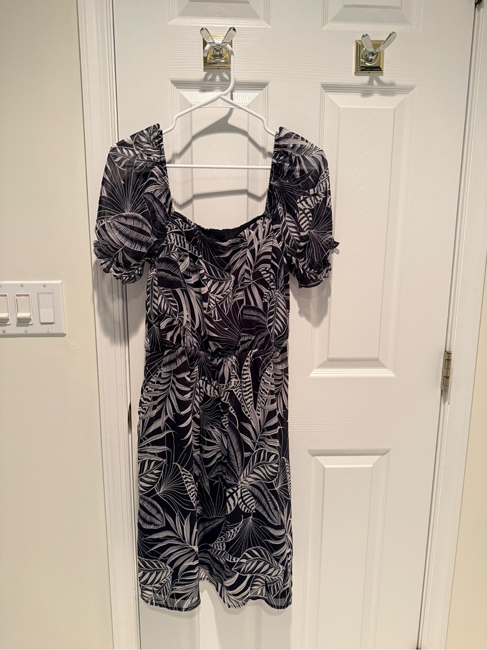 Banana Republic Black and White Leaf-Print Puff Sleeve Midi Dress